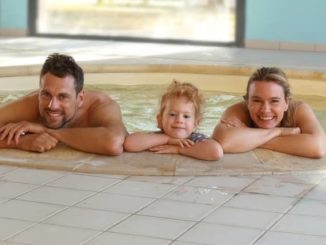 Familie in der Therme