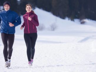 Paar beim Laufen mit Winterlaufjacken