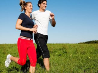 Paar trägt Laufschuhe mit Pronation beim Training