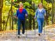 Paar will beim Nordic Walking abnehmen