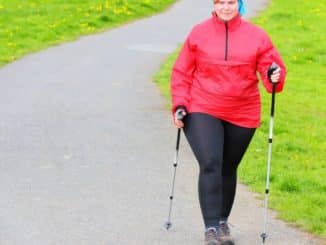 Übergewichtige Frau mit Nordic Walking Schuhen