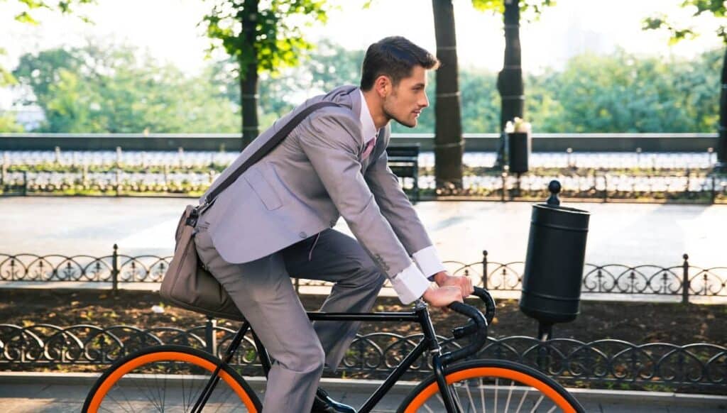 Mann im Anzug auf dem Fahrrad